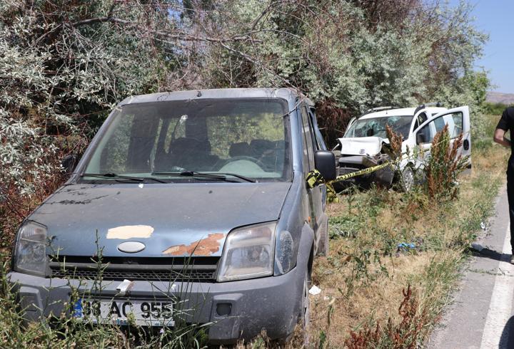 Hafif ticari araç, park halindeki araca çarptı; 1 ölü, 8 yaralı