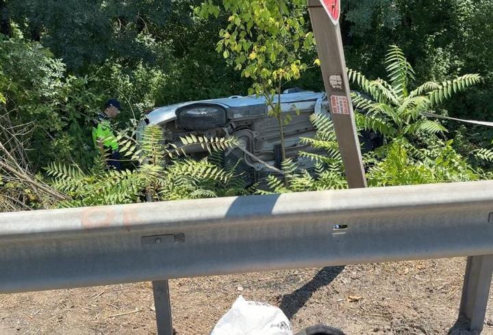 Sakarya'da Trafik Kazası: Hafif Ticari Araç Şarampole Devrildi