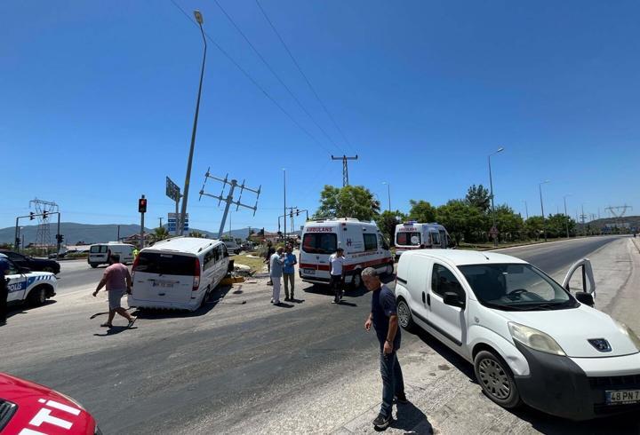 Fethiye'de Minibüs ve Hafif Ticari Araç Çarpıştı: 12 Yaralı