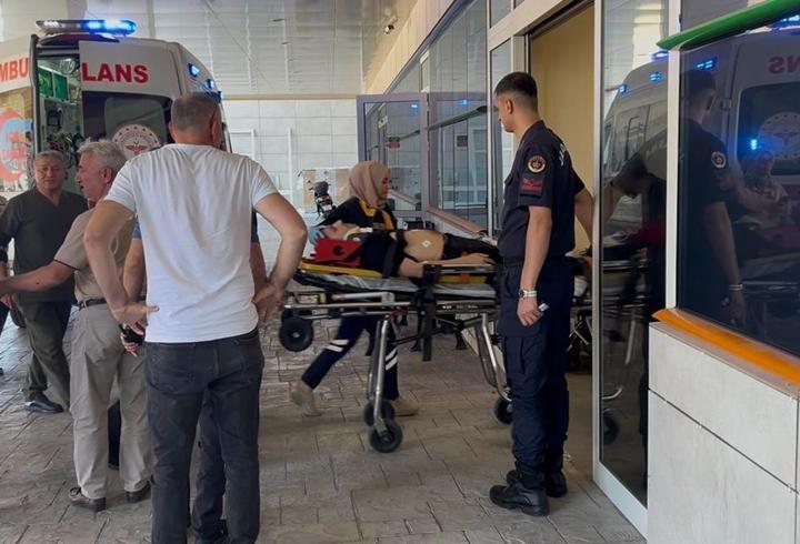 Çınar ağacının kırılan dalının altında kalan 3 kişi yaralandı
