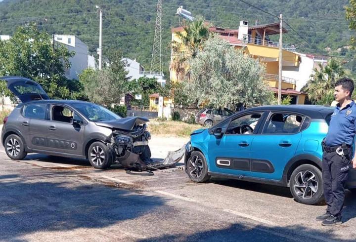 İki araç kafa kafaya çarpıştı, 5 kişi yaralandı