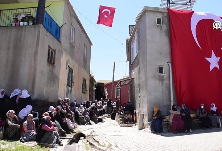 Türkiye şehitlerine ağlıyor