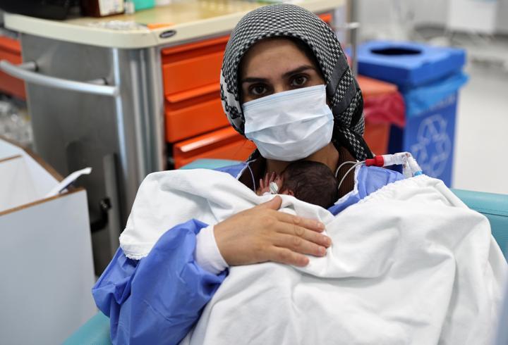 Ambulans Uçakla Sevk Edilen Anne, Üç Bebek Sahibi Oldu