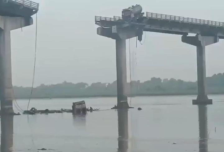 Hindistan'da köprü çöktü, araçlar nehre düştü: 9 ölü