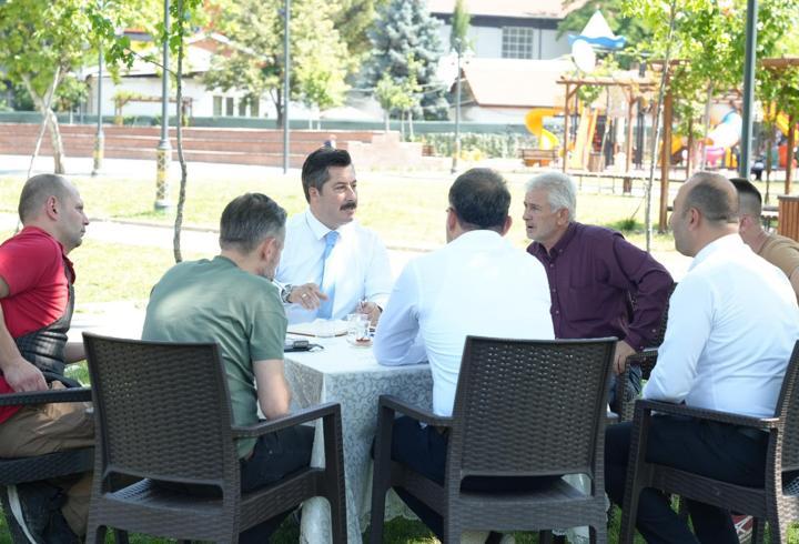 Yenişehir Belediye Başkanı makamını parka taşıdı