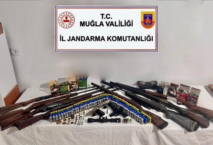 Muğla’da evden çok sayıda ruhsatsız silah çıktı