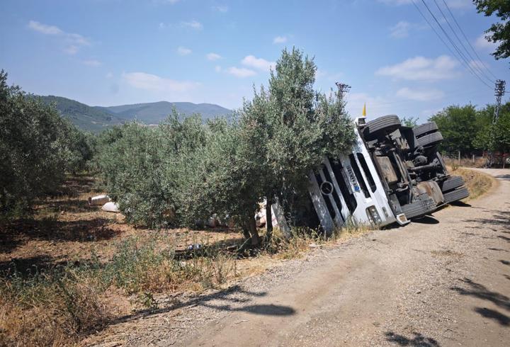Saman yüklü TIR devrildi: 2 yaralı