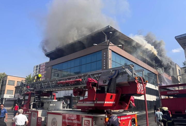 Bursa'da tekstil mağazasında yangın: Müdahale sürüyor