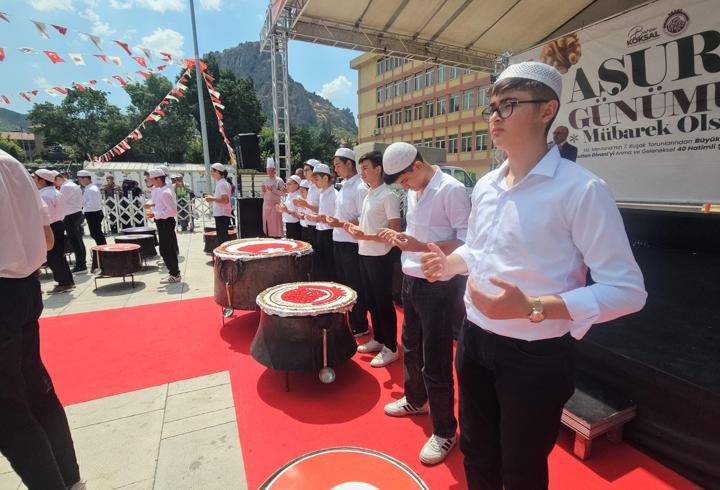 Afyonkarahisar'da 40 hatimle, 40 kazanda pişirilen aşure dağıtıldı