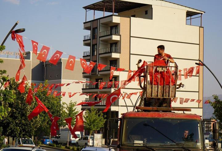 Şırnak’ta sokaklara Türk bayrakları asıldı 