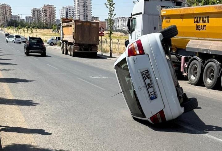 Otomobil Kaldırıma Çarpıp Yan Yattı: 2 Yaralı