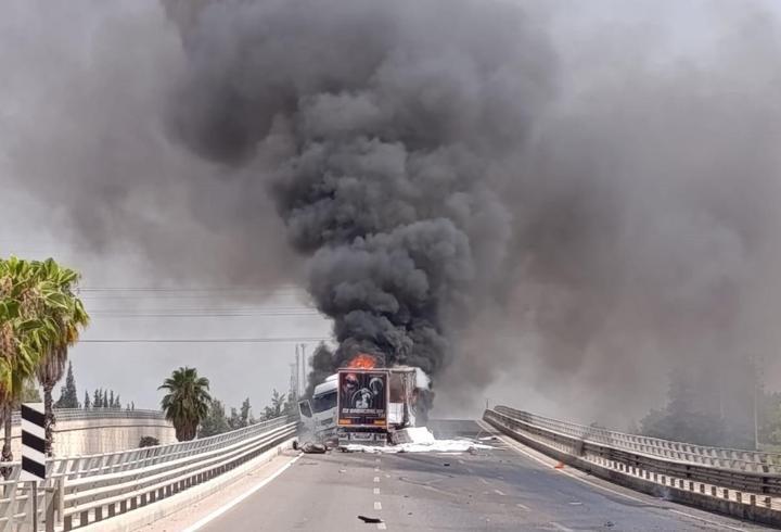 Mobilya malzemesi yüklü TIR alev alev yandı