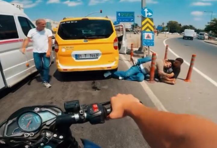 İki gencin telefon kavgası kamerada