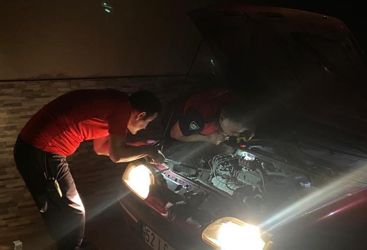 Otomobil Motorunda Sıkışan Yavru Kedi Kurtarıldı