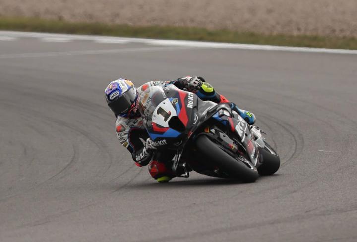 Toprak Razgatlıoğlu yine kazandı, Bulega'yı solladı! İngiltere'de 3'te 3 geldi...