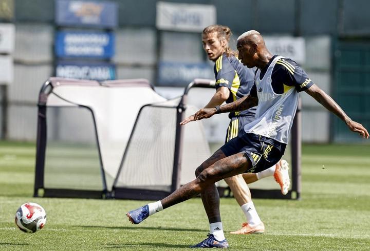 Fenerbahçe'nin kamp kadrosu belli oldu! Yıldız oyuncu listede yer alamadı...