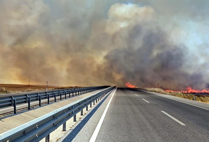 Edirne'de anız yangını; kara yolu kapatıldı