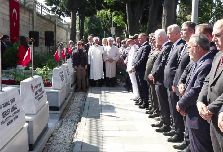 Şehitlikte 15 Temmuz'un hüznü ve gururu