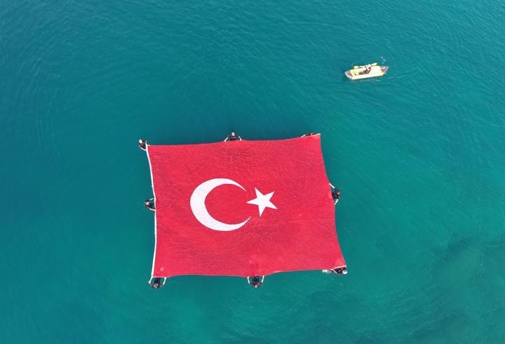 Denizde Türk bayraklı '15 Temmuz' farkındalığı