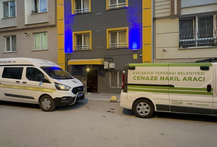 Apartman merdivenlerinde ölü bulundu