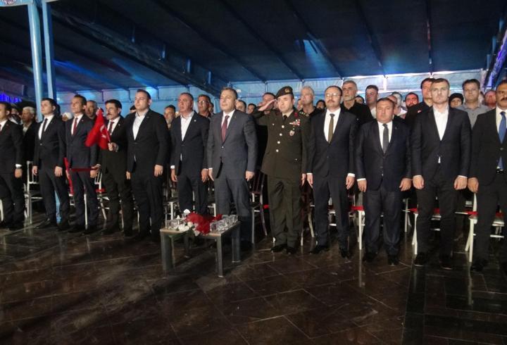Kilis'te, birnlerce kişi bayraklarla yürüdü