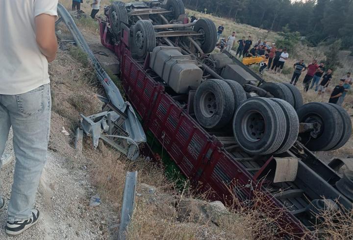 Domates yüklü kamyon devrildi; 1 ölü
