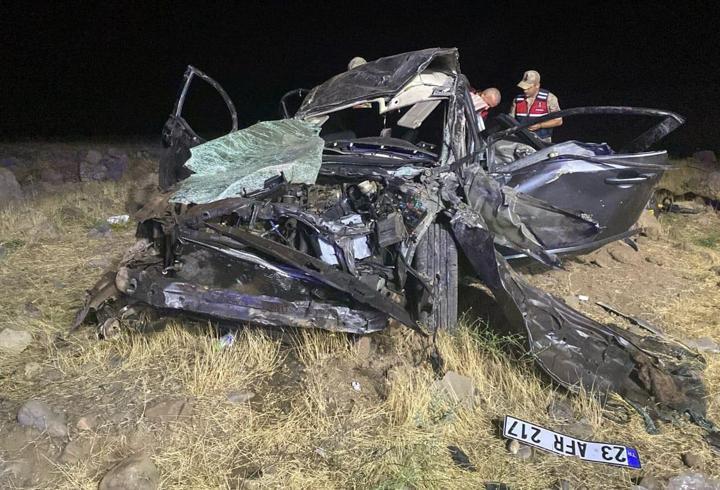 Elazığ’da otomobil yol kenarına devrildi: 2 ölü, 3 yaralı