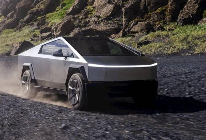 Grok’un Tesla araçlara geleceğini duyurdu