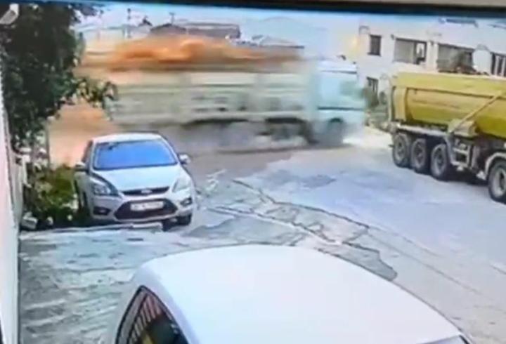 Kamyonun restoran bahçesine düştüğü kaza kamerada