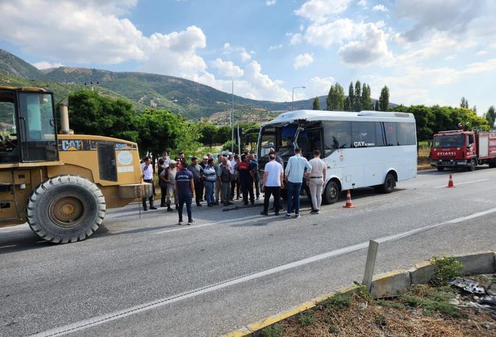 Afyonkarahisar’da yolcu midibüsü ile TIR çarpıştı; 7 yaralı