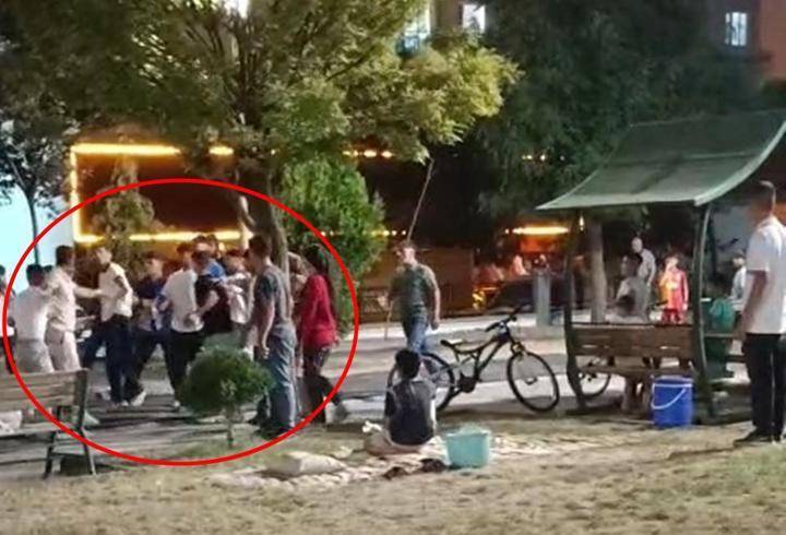 Parktaki tekmeli, yumruklu kavga kamerada