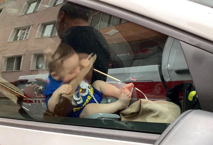 Otomobilde mahsur kalan 9 aylık bebek kurtarıldı