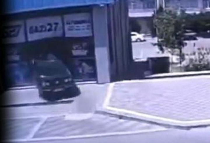 Otomobilin iş yerine girdiği kaza kamerada