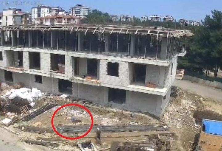 İnşaattan düşen ustanın bacağına demir saplandı; olay kamerada