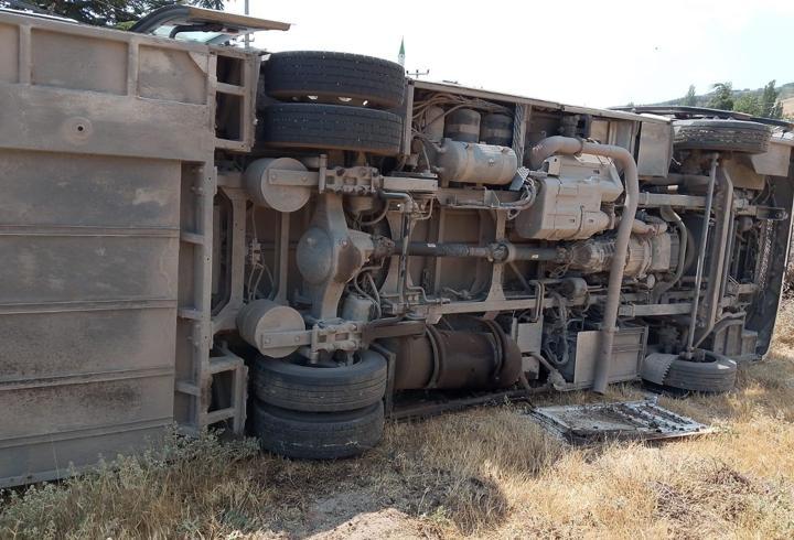 Eskişehir'de devrilen belediye otobüsündeki 2 yolcu yaralandı