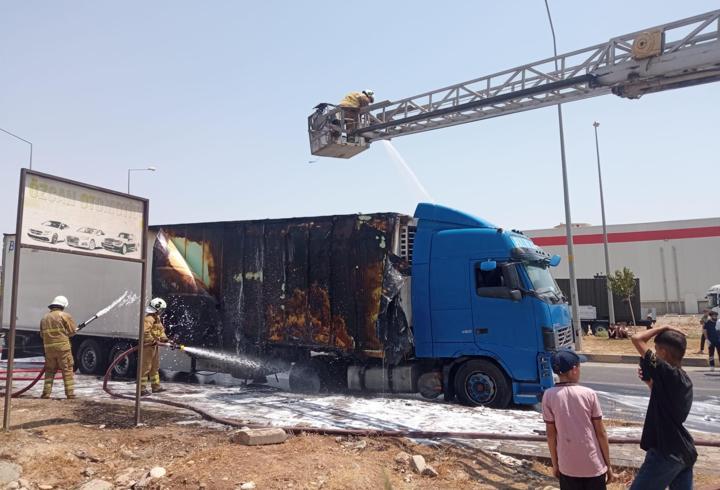 Seyir halindeki TIR’ın dorsesi alev aldı