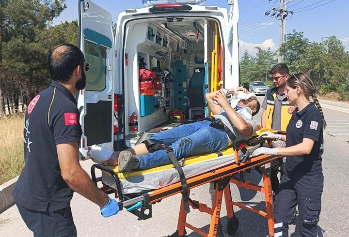 Motosiklet ile bisiklet çarpıştı; 2 yaralı