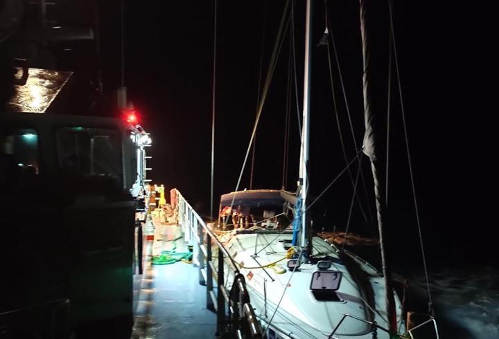 Muğla'da dümeni kilitlenen tekne kurtarıldı