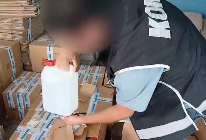 İzmir'de Taklit Etiketli Etil Alkol Operasyonu