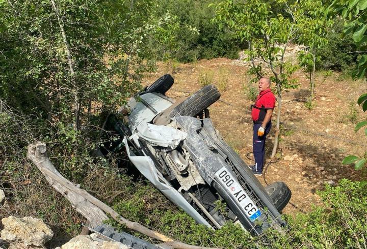 Şarampole yuvarlanan otomobildeki 3 kişi yaralandı