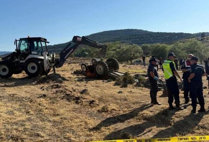 Tarlada devrilen traktörün altında kalan çift, öldü