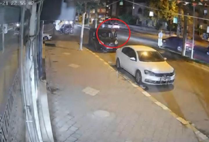 Otomobil, park halindeki 2 araç ile inen sürücüye çarptı