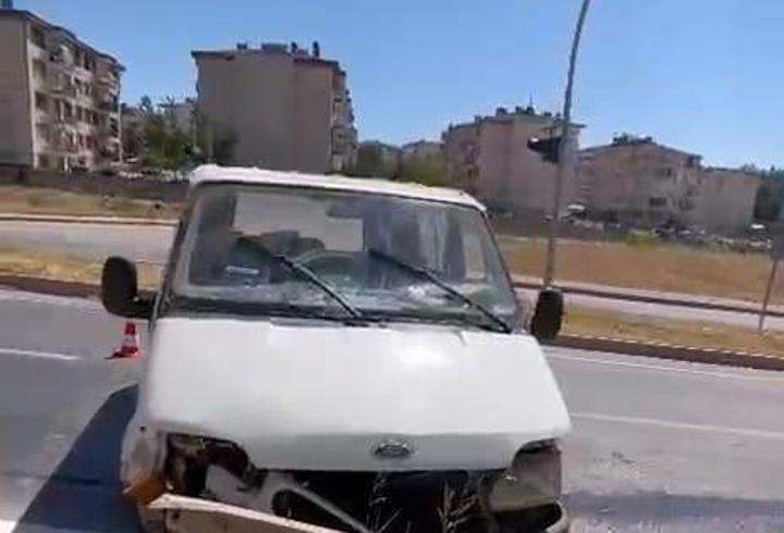 Bariyerlere çarpan minibüsün şoförü yaralandı