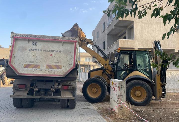 Batman'da 2 metruk yapı belediye ekiplerince yıkıldı
