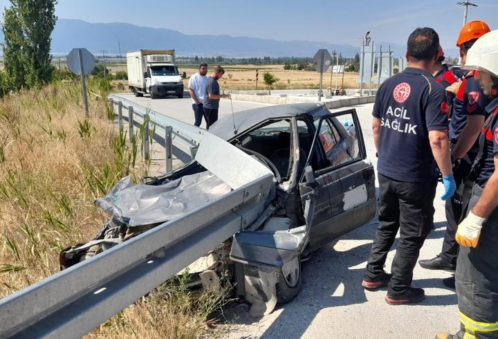 Bariyere çarpan otomobilde yaralandı