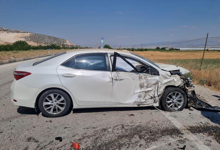 Traktörle otomobil çarpıştı: 5 yaralı