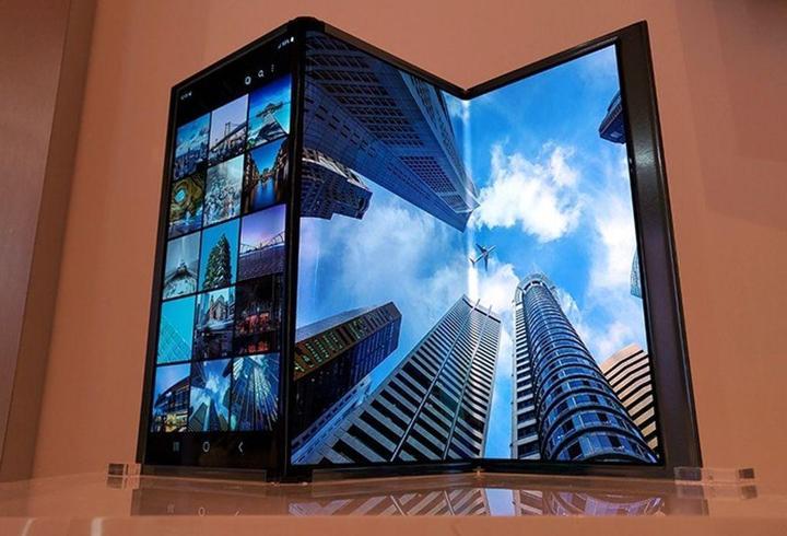Üçe katlanabilen telefon için geri sayım başladı