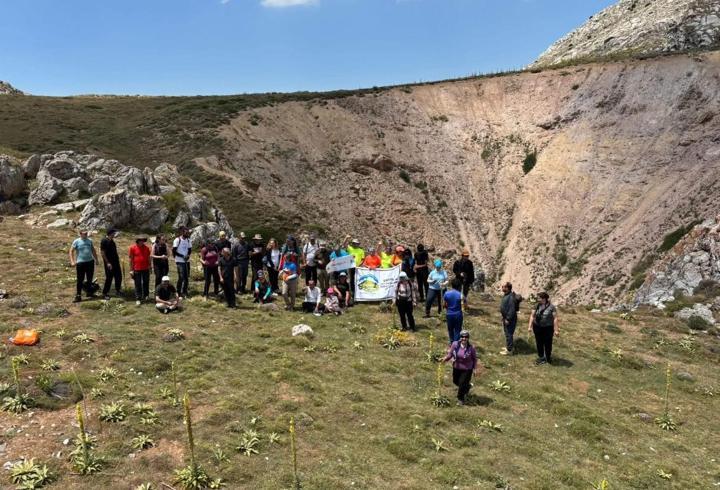 Doğa severlerden Karga Kuyusu'na gezi