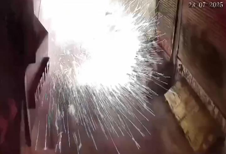 Beyoğlu'nda büfe patladı, 3 katlı bina çöktü