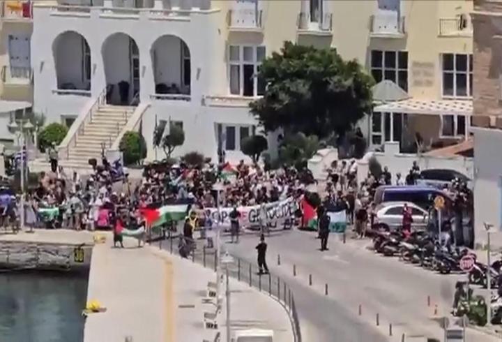 Yunan Adası’nda İsrail protestosu: Turistlere giriş engeli!